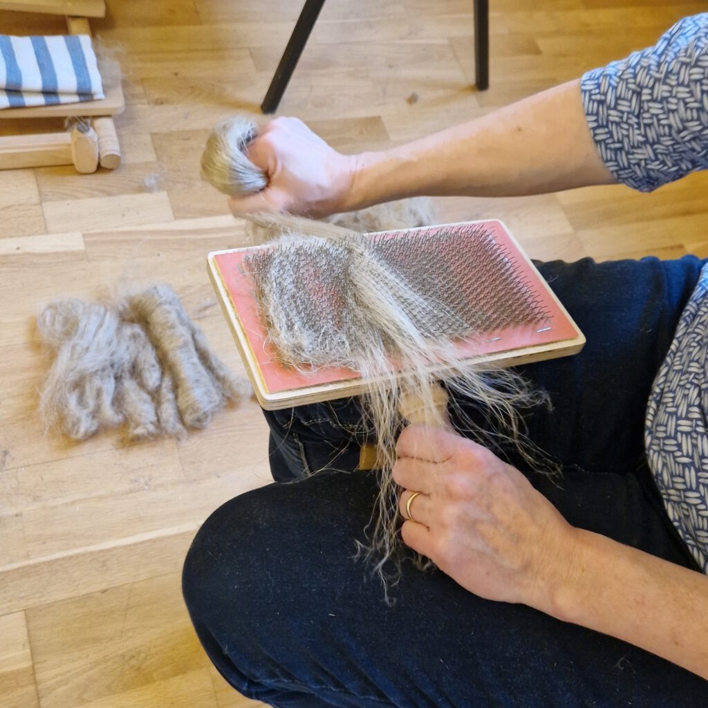 Flachsspinnen am Spinnrad