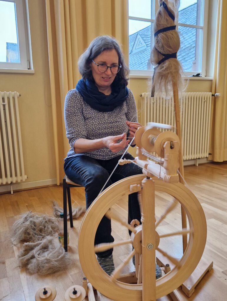 Flachsspinnen am Spinnrad