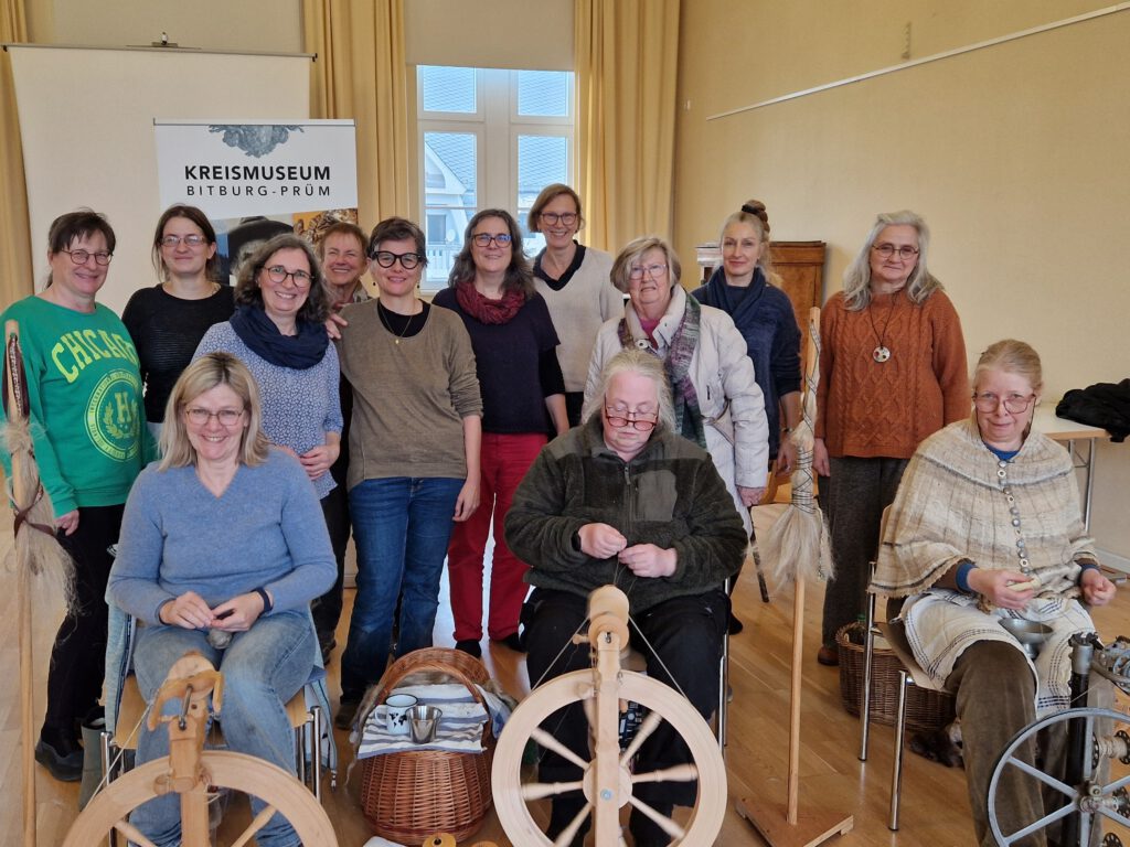 Spinnen von Flachs mit dem Spinnrad